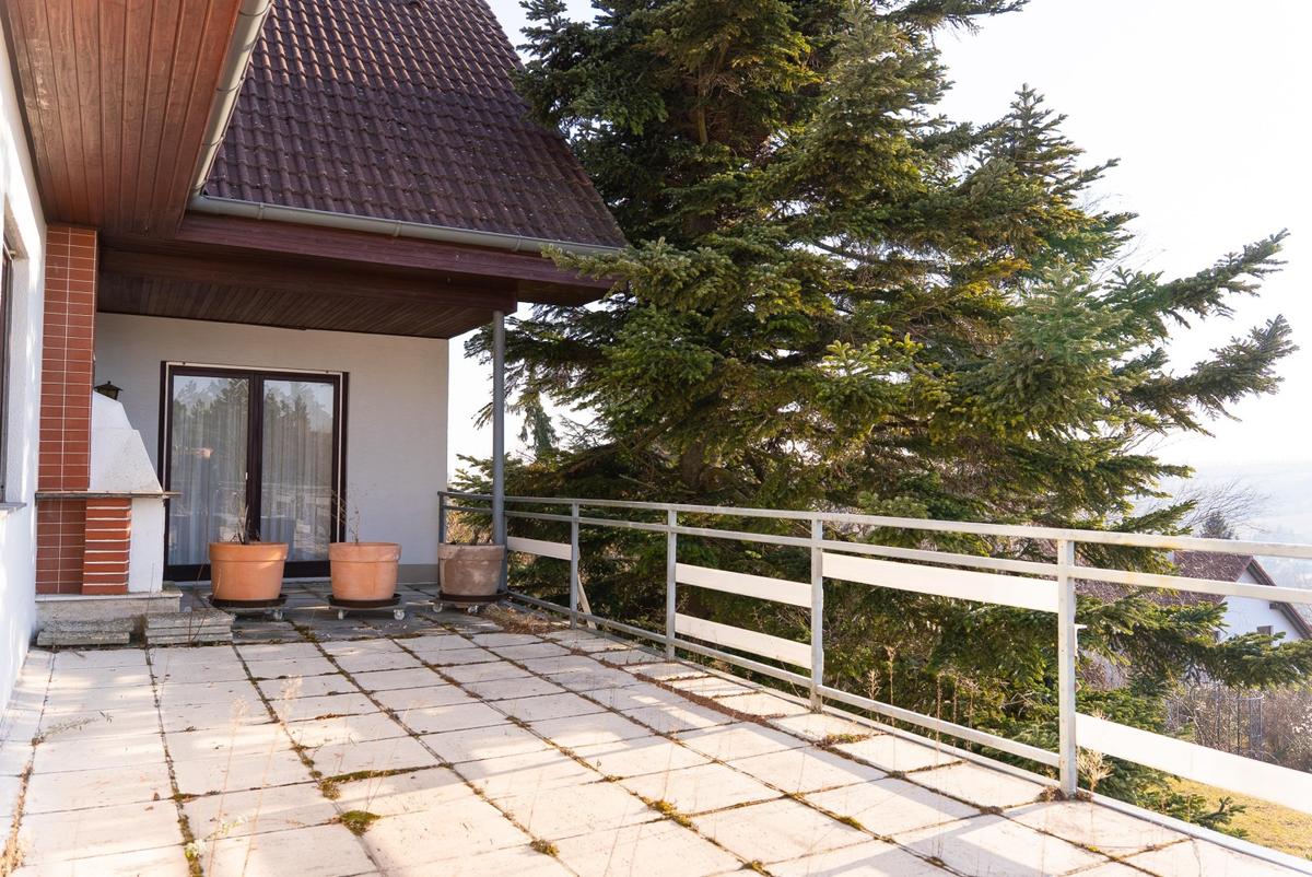 47 Sanierungsbed�rftige Terrasse