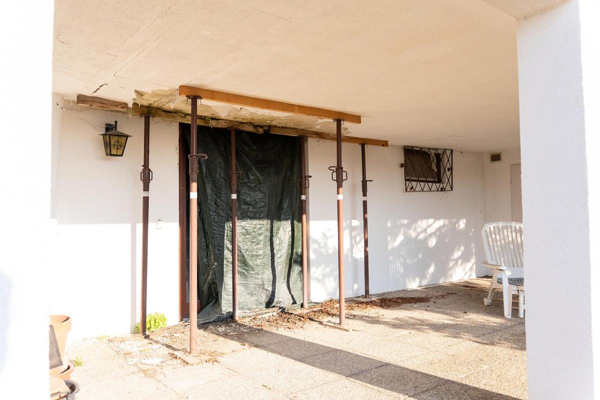 49 Sanierungsbed�rftige Terrasse