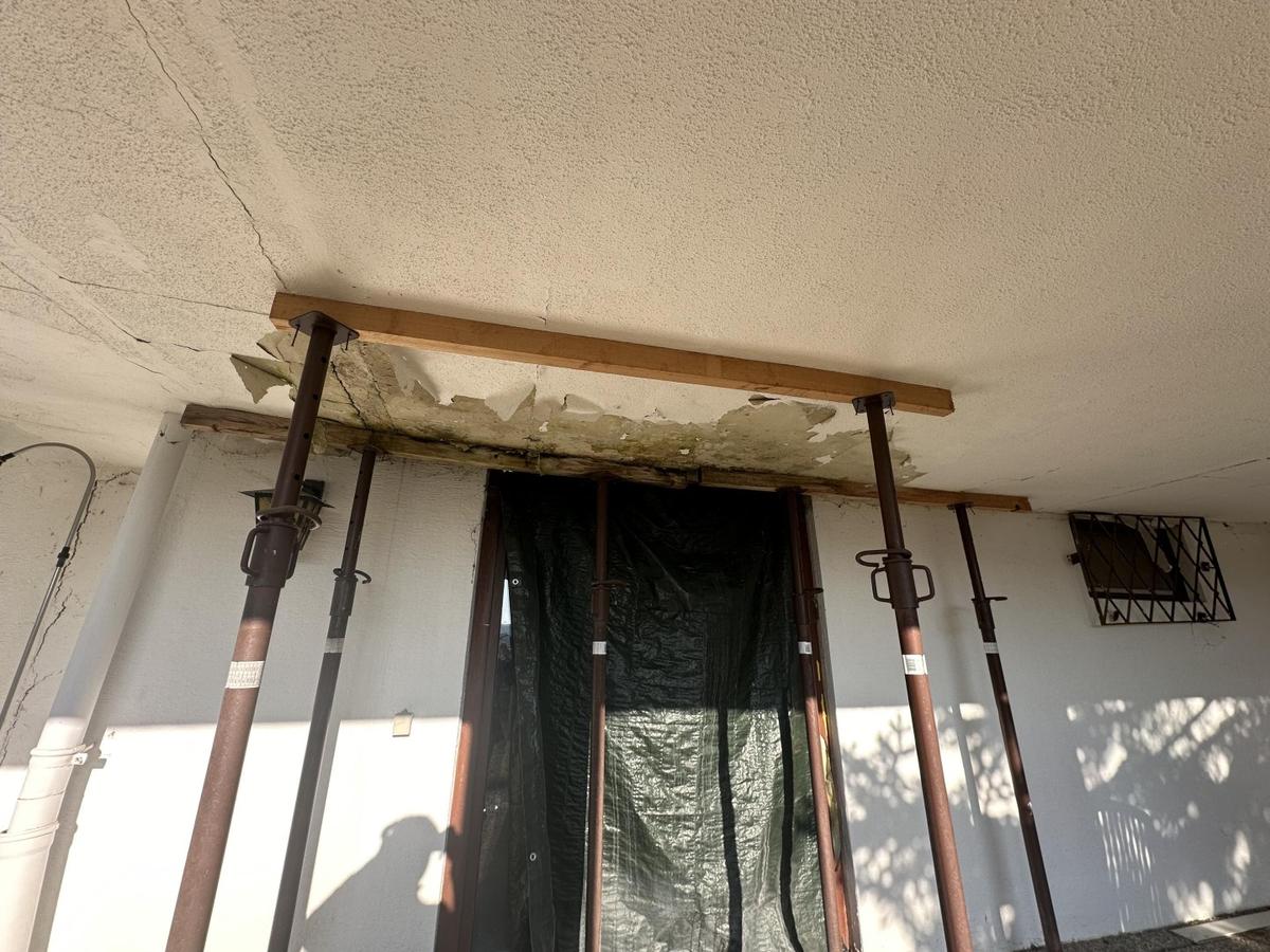 48 Sanierungsbed�rftige Terrasse