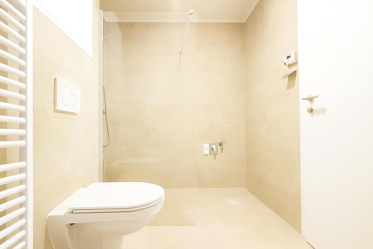 Badezimmer mit Walk-In-Dusche