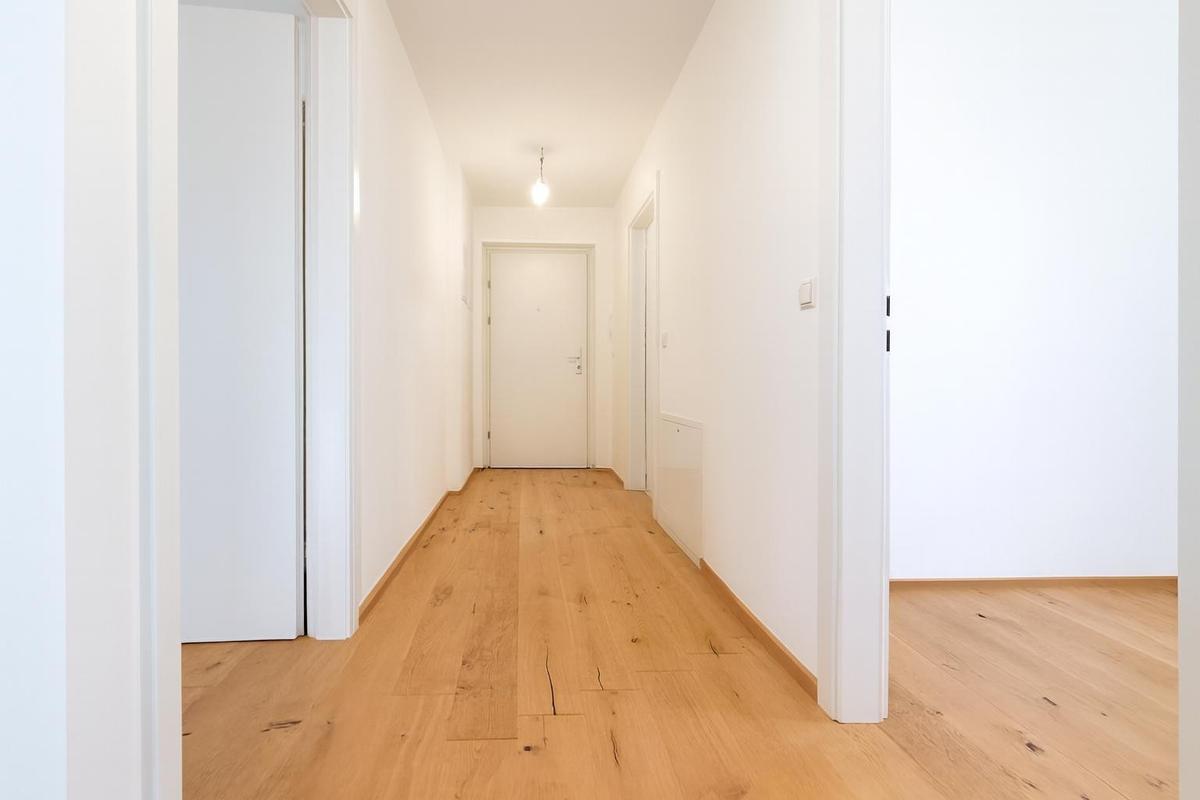 Vorzimmer und Garderobe - Blick zur Eingangst�r