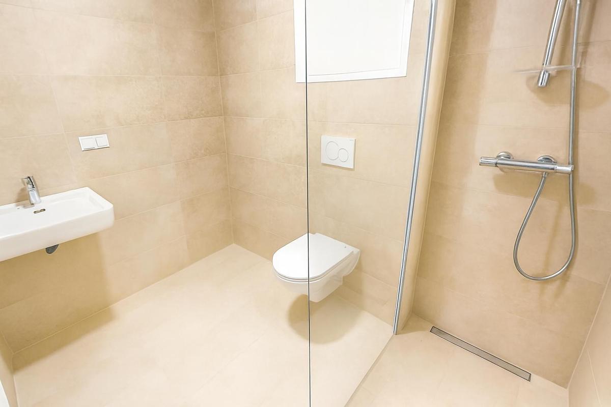 Badezimmer mit Walk-In-Dusche und WC