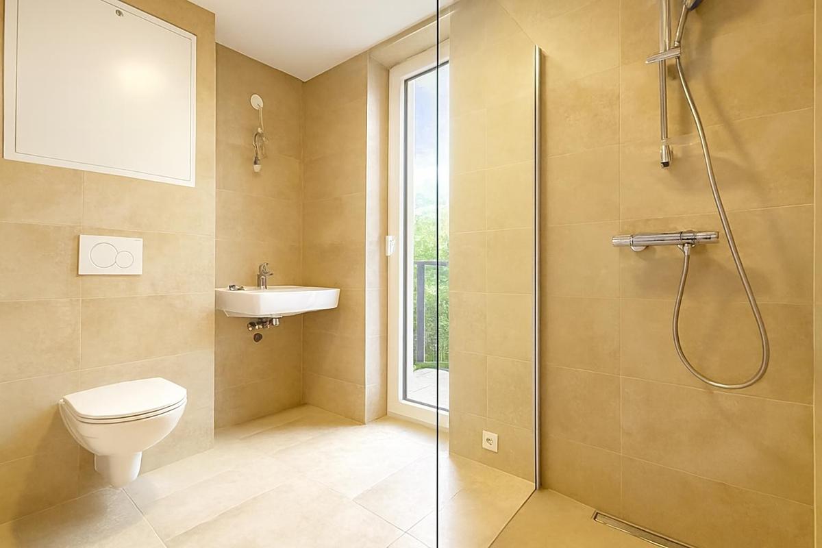 Badezimmer mit Tageslicht