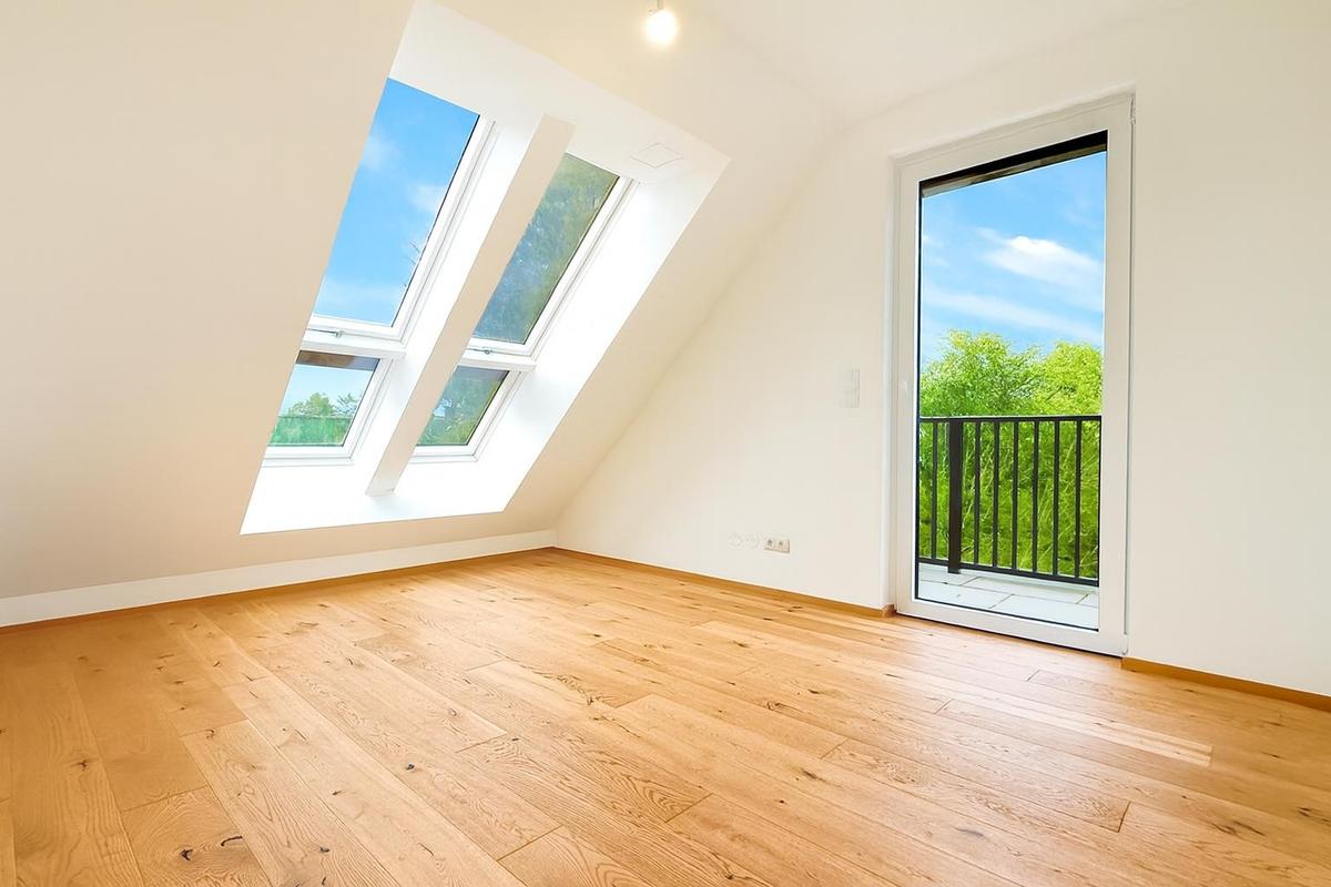 Schlafzimmer - Blick zu Fenstern und Terrasse