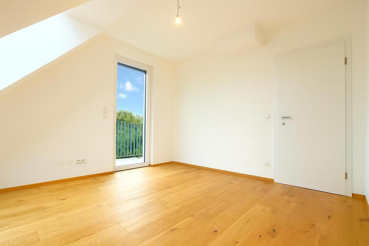 Schlafzimmer - Blick zur T�r und Terrasse