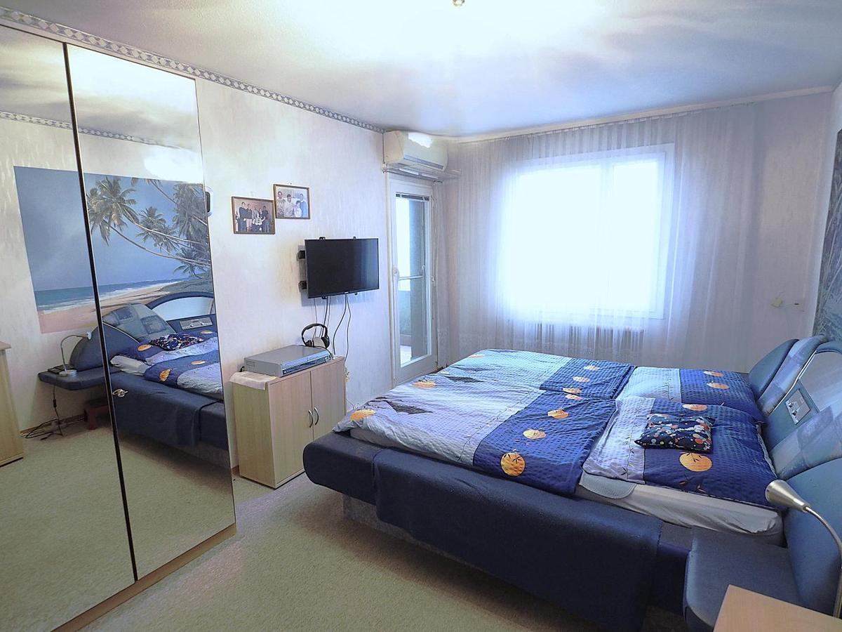 mit Ausgang zur Loggia