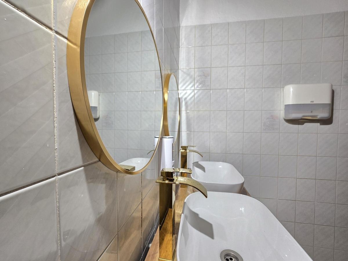 15 Toilettenwaschtische