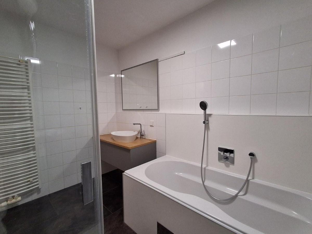 12 Bad mit Wanne 1210