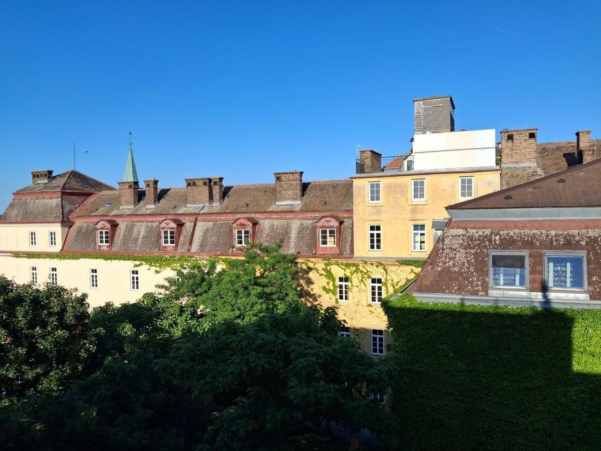 29 Innenhof begr�nt 1210