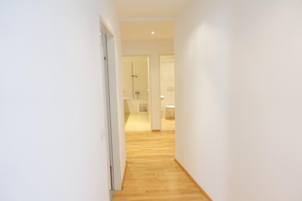 Gang mit Spotbeleuchtung