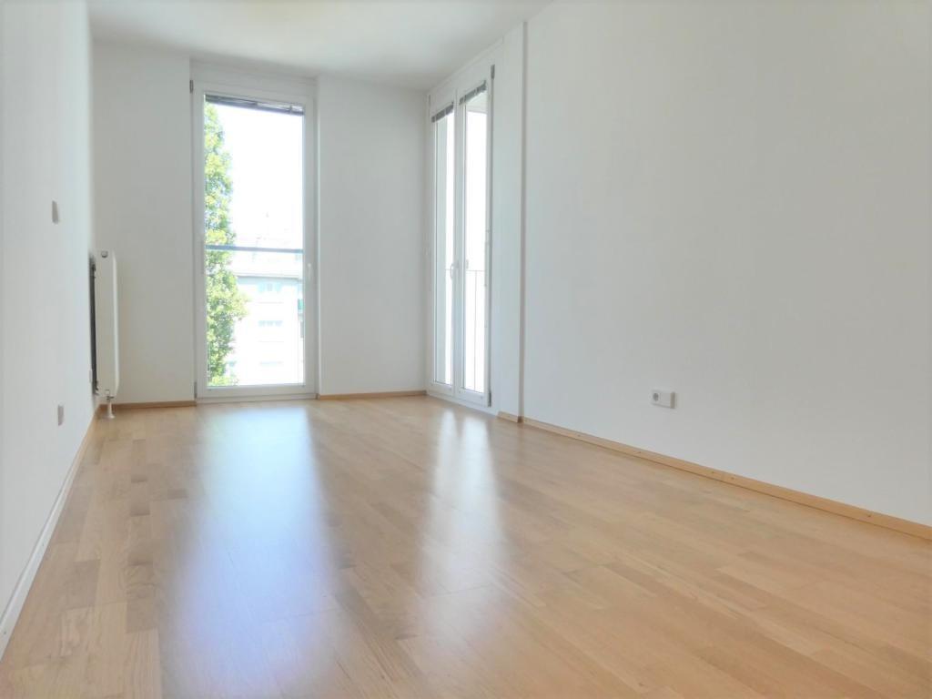 Zimmer 1 (auch Ausgang zum Balkon)