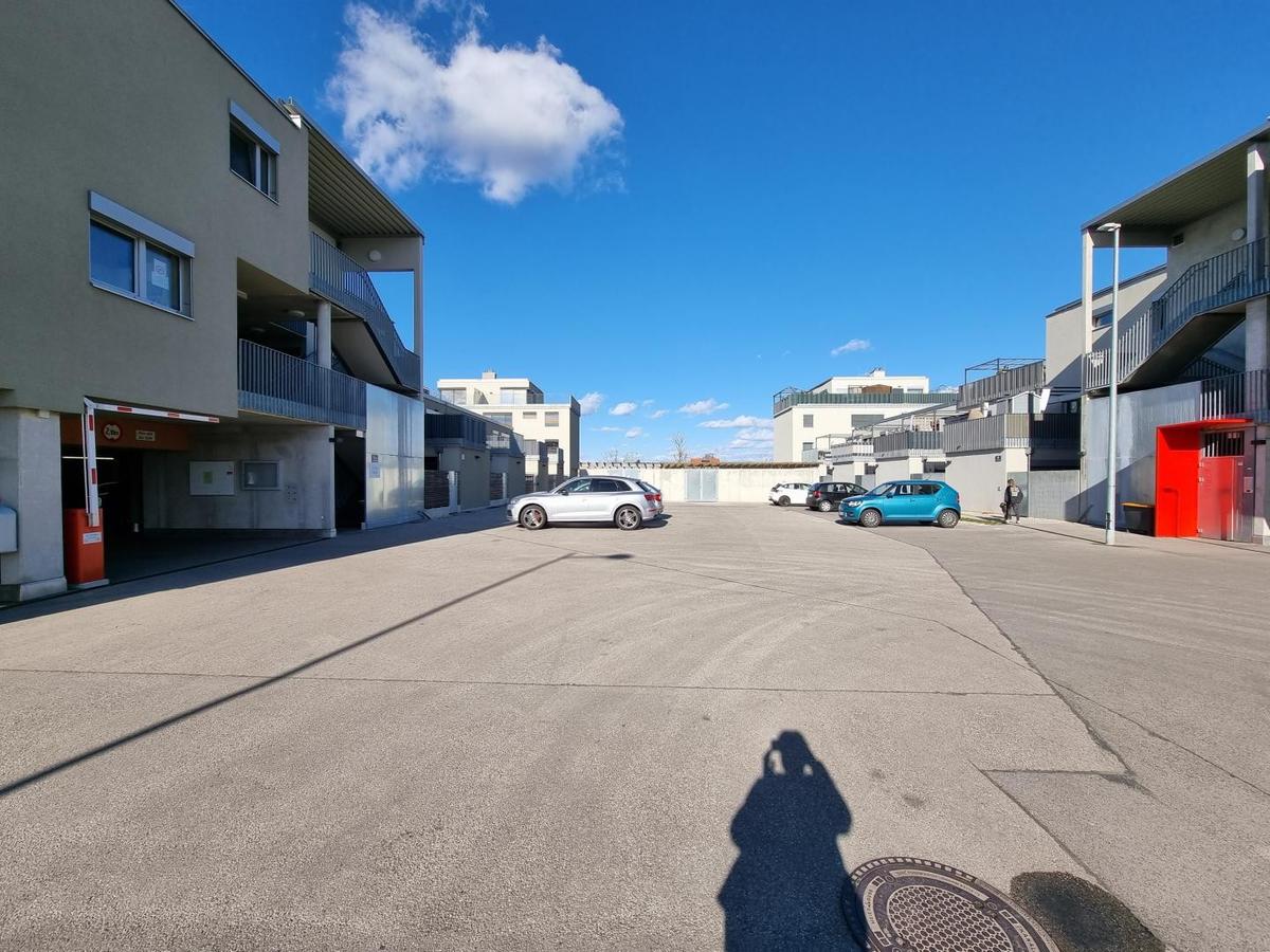 Parkplatz und Garage