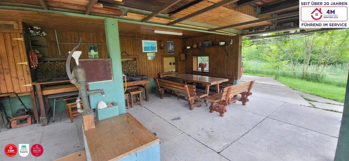 Bereich unter dem Haus mit gro�er Sitzecke