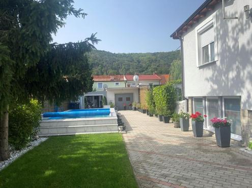 "Ein-/Zweifamilienhaus, mit 2 Wohnungen (je 120m�) und Pool!"