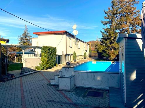 "Ein-/Zweifamilienhaus, neu renoviert, mit 2 Wohnungen (je 120m²) und Pool!"