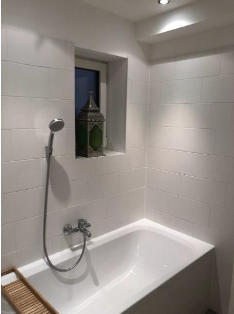 Badewanne und Fenster