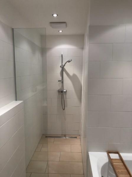 Bad mit Dusche und Wanne