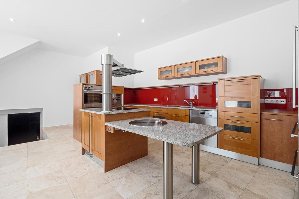 K�che mit Abgang in den Weinkeller