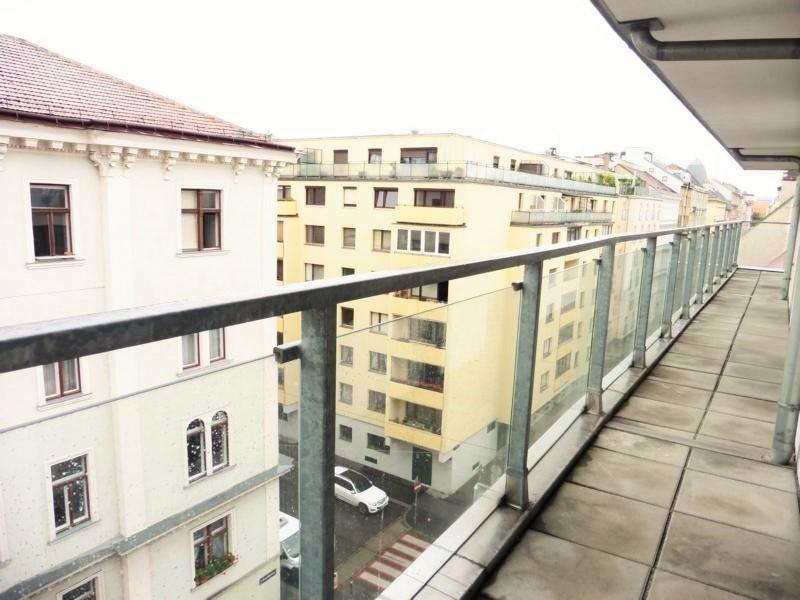 gro�e, langgezogene Terrasse