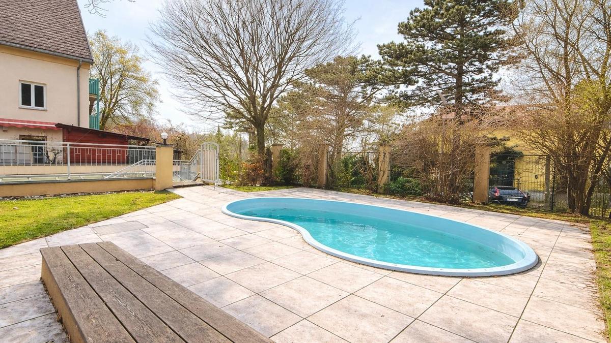 Aussenfla?che und Pool