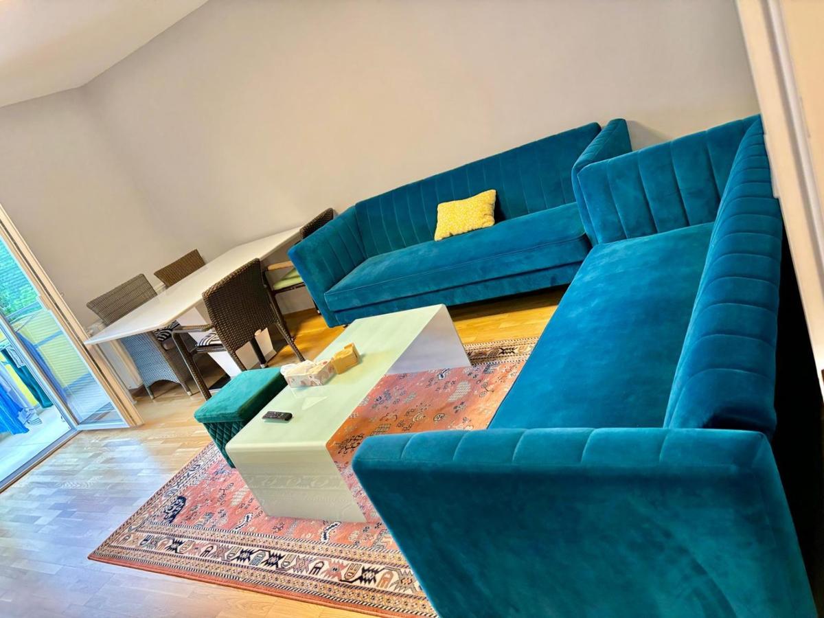 Wohnzimmer mit Sitzgarnitur und Esstisch