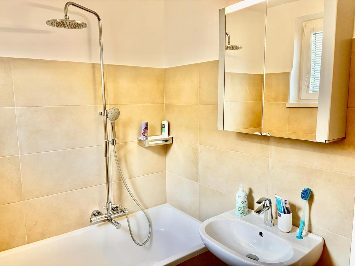 Bad mit Wanne und Waschbecken