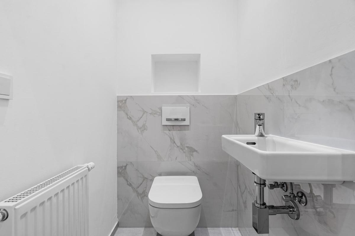 Toilette mit Handwaschbecken