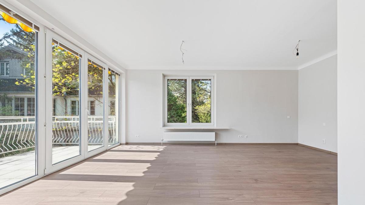 sonnige Fensterfront