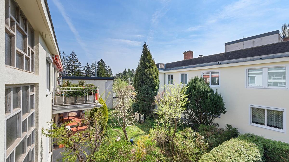 Anlage und Ausblick von der unteren Terrasse