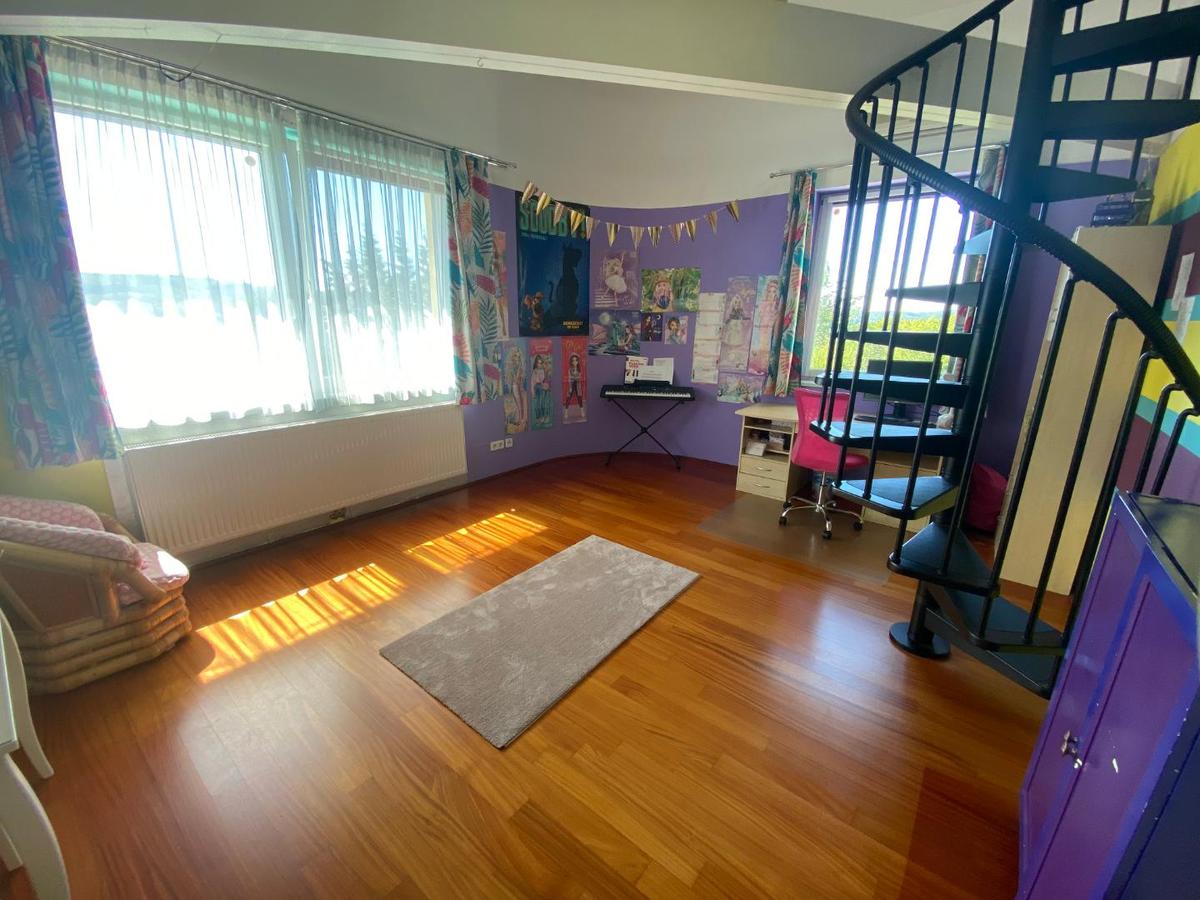 19 Zimmer West mit Balustradentreppe OG