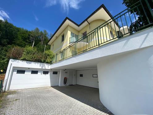 "Gediegene Villa, gro�e Wohnfl�che, viele Garagenpl�tze"