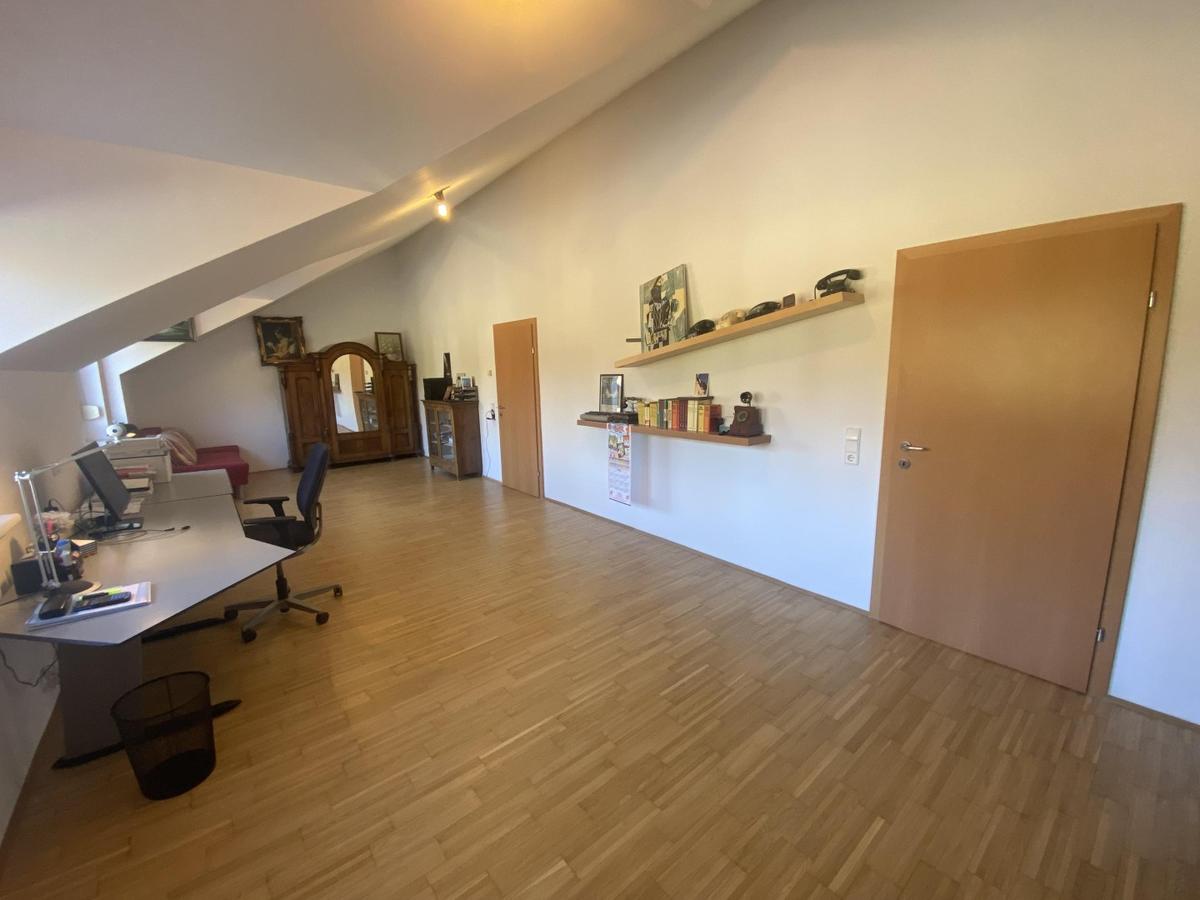 13 Arbeitszimmer OG