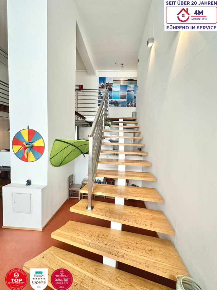 Treppenaufgang zum Flur im Obergeschoss