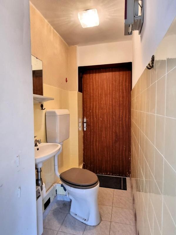 WC mit Waschbecken / DG