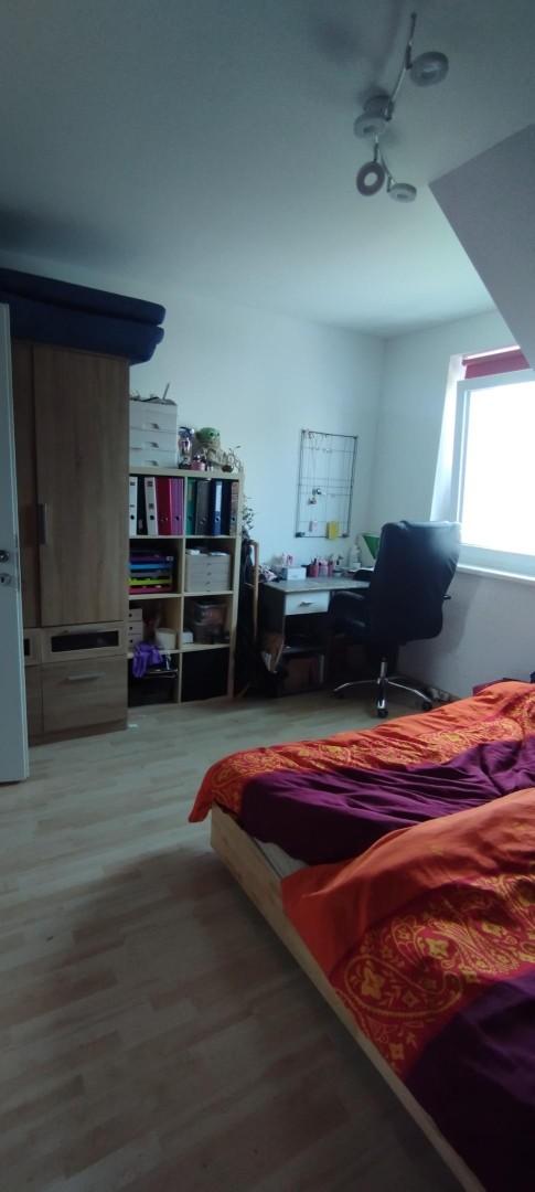 Schlafzimmer mit Homeoffice