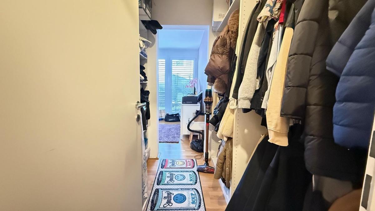 Schlafzimmer mit Schrankraum