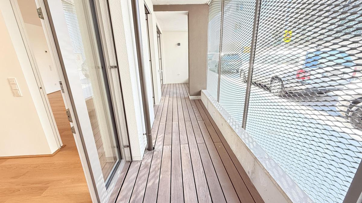 Loggia - gro�, aber zur Stra�e