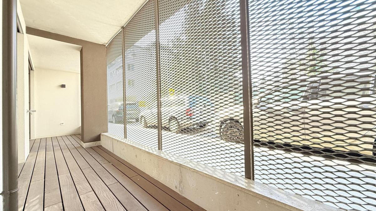 Loggia - gro�, aber zur Stra�e