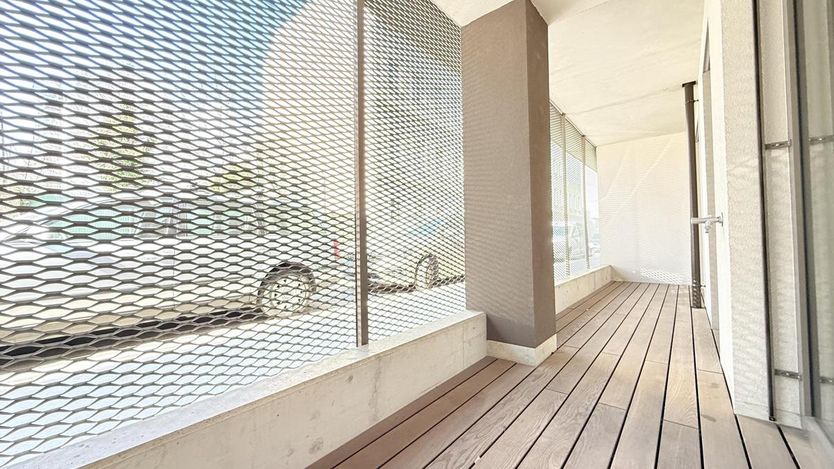 Loggia - gro�, aber zur Stra�e