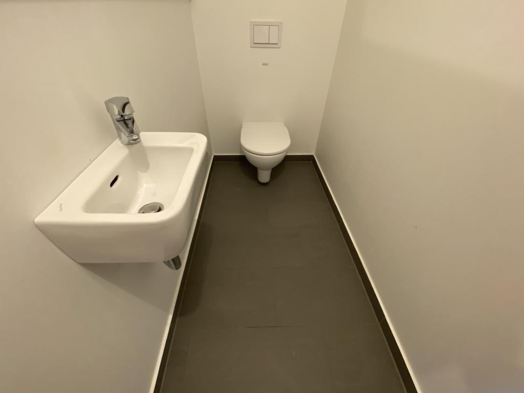 WC mit Waschbecken