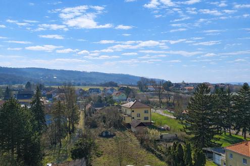 "Am Fu�e des Bisambergs: gro�es Grundst�ck mit Bungalow und XXL-Garage"