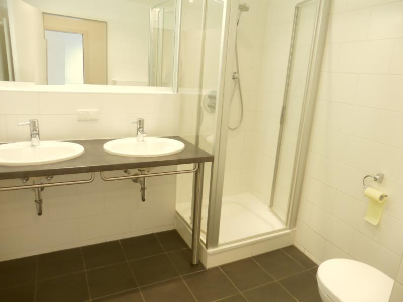 Zwei super-schicke Badezimmer