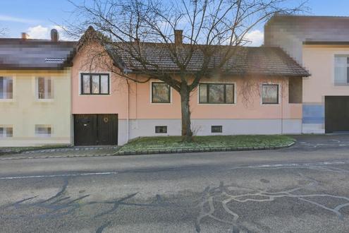 Modernisierungsbed�rftiges Wohnhaus in Gro�weikersdorf nahe Bahnhof mit Garten, Terrasse und ausgezeichneter Infrastruktur!