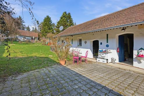 Traditionelles Bauernhaus mit gro�em Grundst�ck, Weinpresshaus, Keller und Nebengeb�uden!
