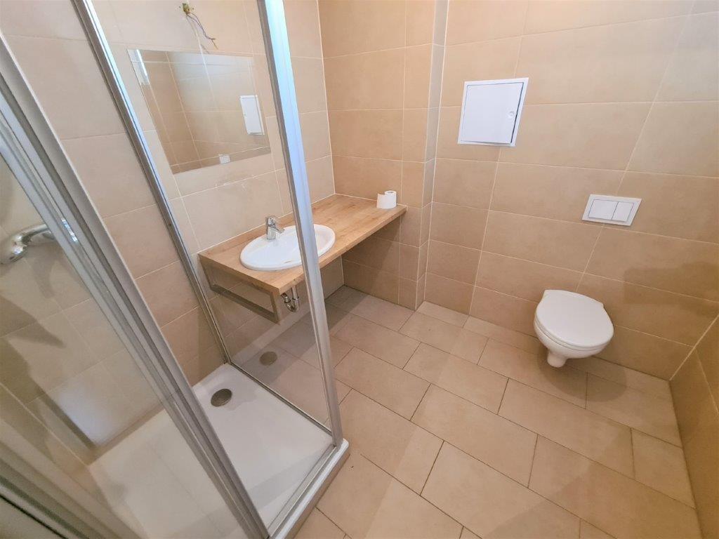 gro�es Bad mit Dusche und WC