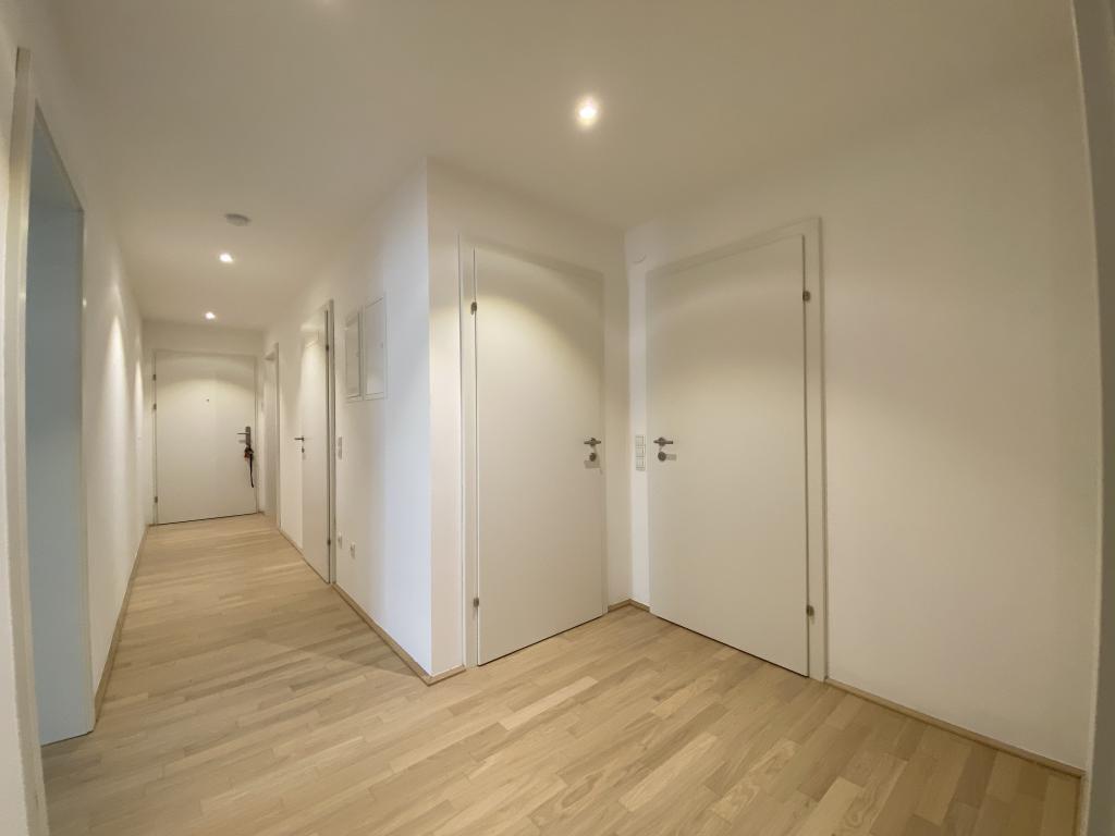 Gang mit Spotbeleuchtung