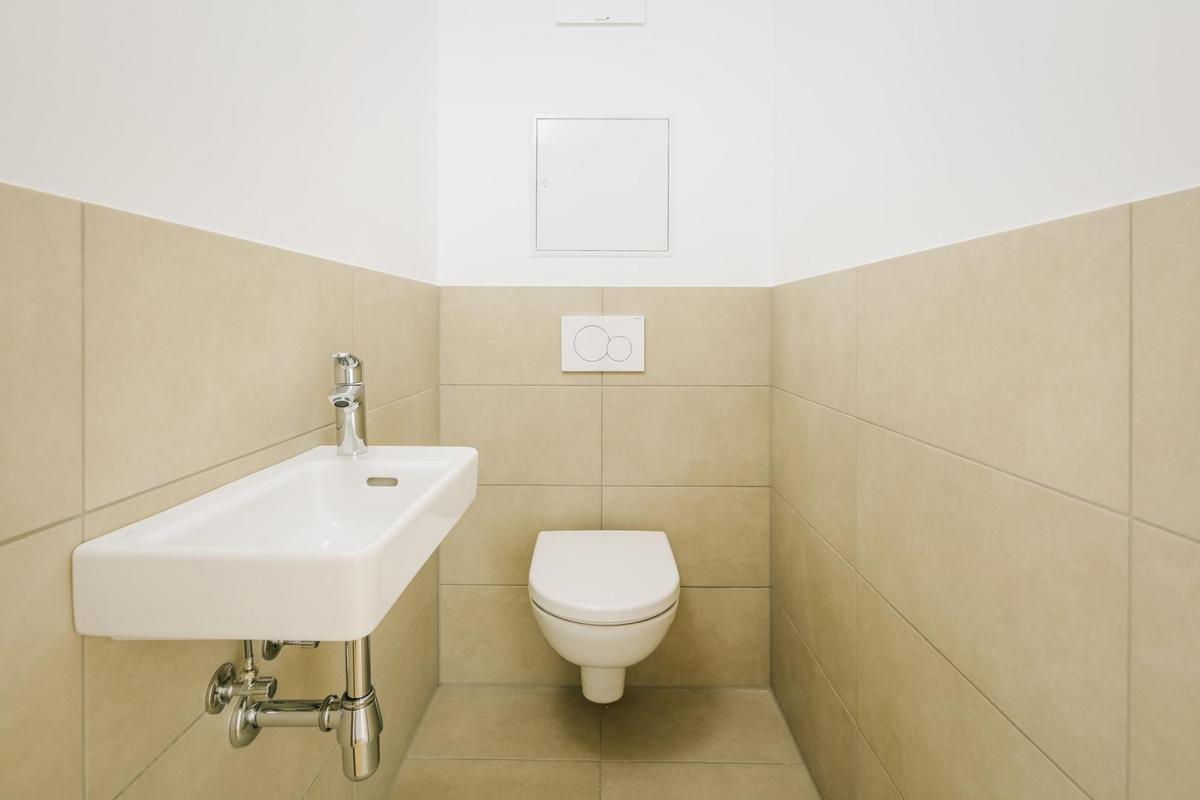 Toilette/Bilder einer identen Wohnung im Haus