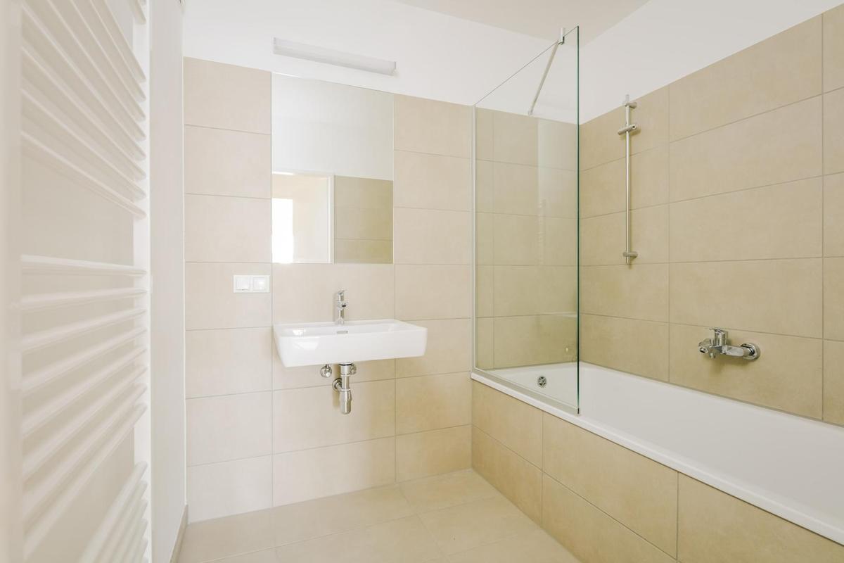 Wannenbad/Bilder einer identen Wohnung im Haus