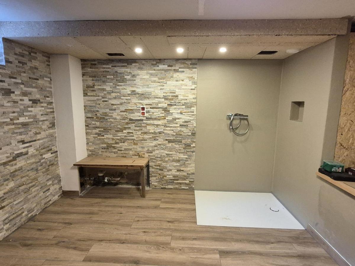 Fitnessraum mit Dusche im Keller