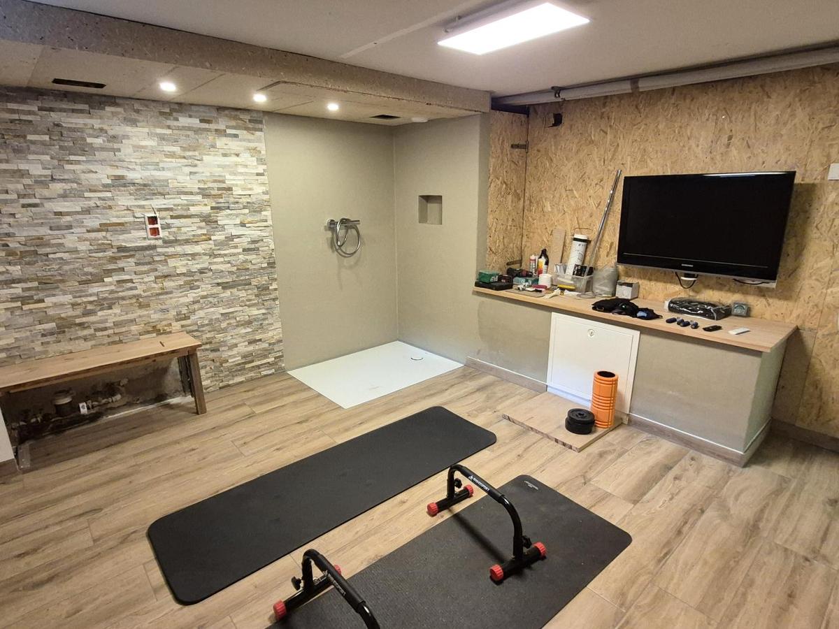 Fitnessraum mit Dusche im Keller